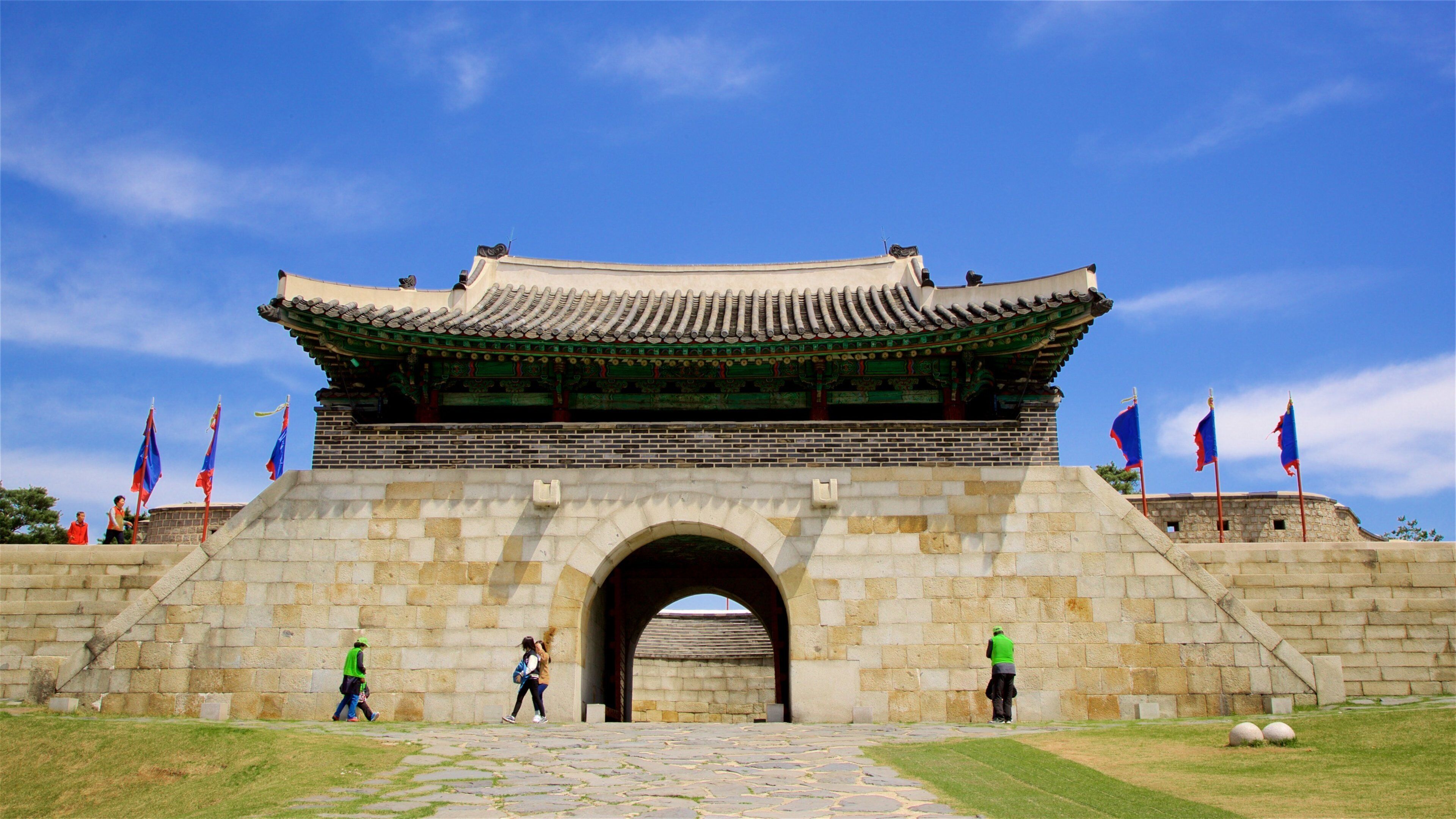 Changnyongmun-poort inclusief historische architectuur en een tuin