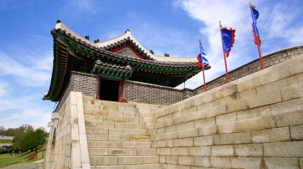 Changnyongmun port presenterar historiska element