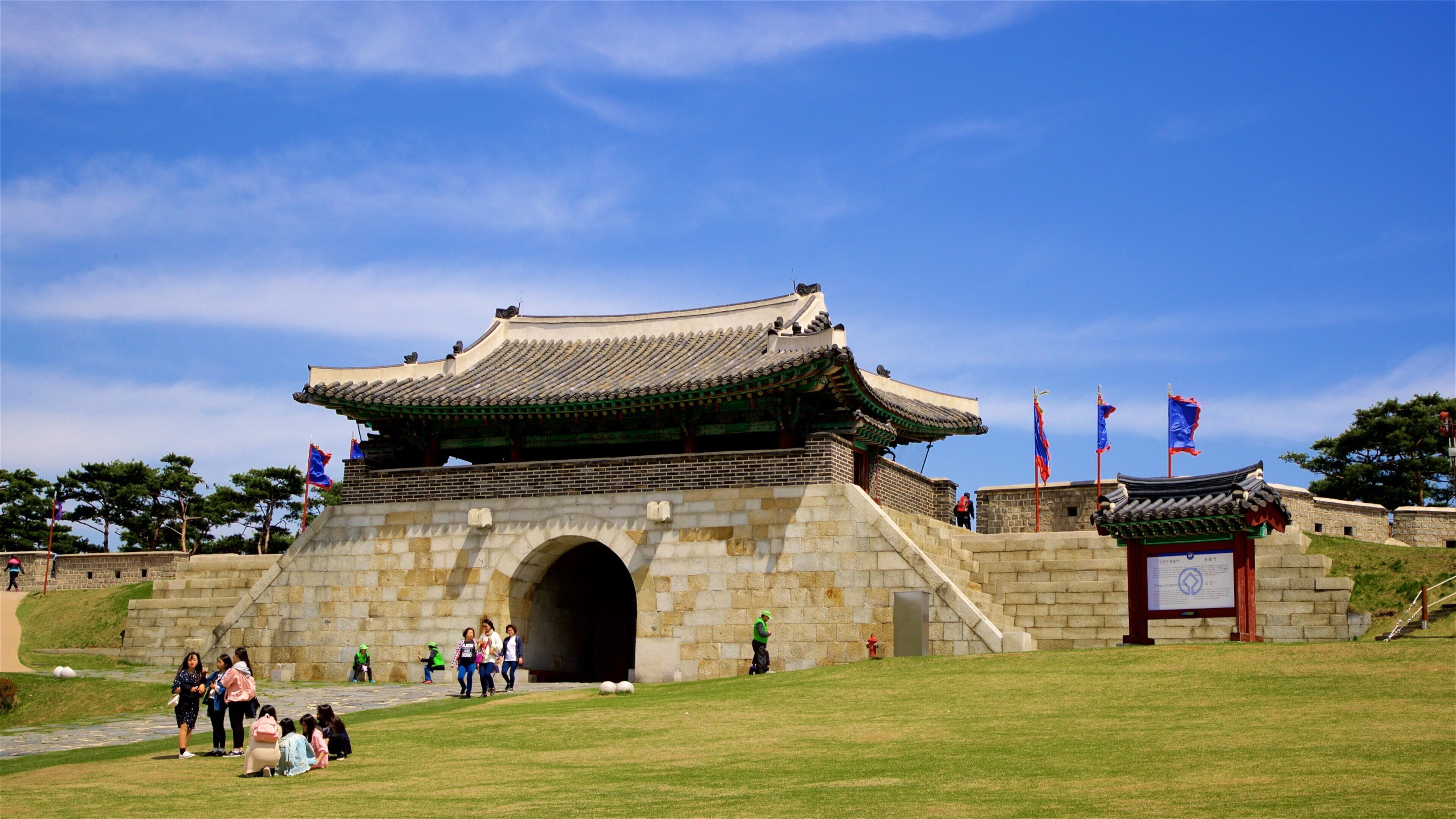 Changnyongmun-poort bevat een tuin en historische architectuur en ook een klein groepje mensen