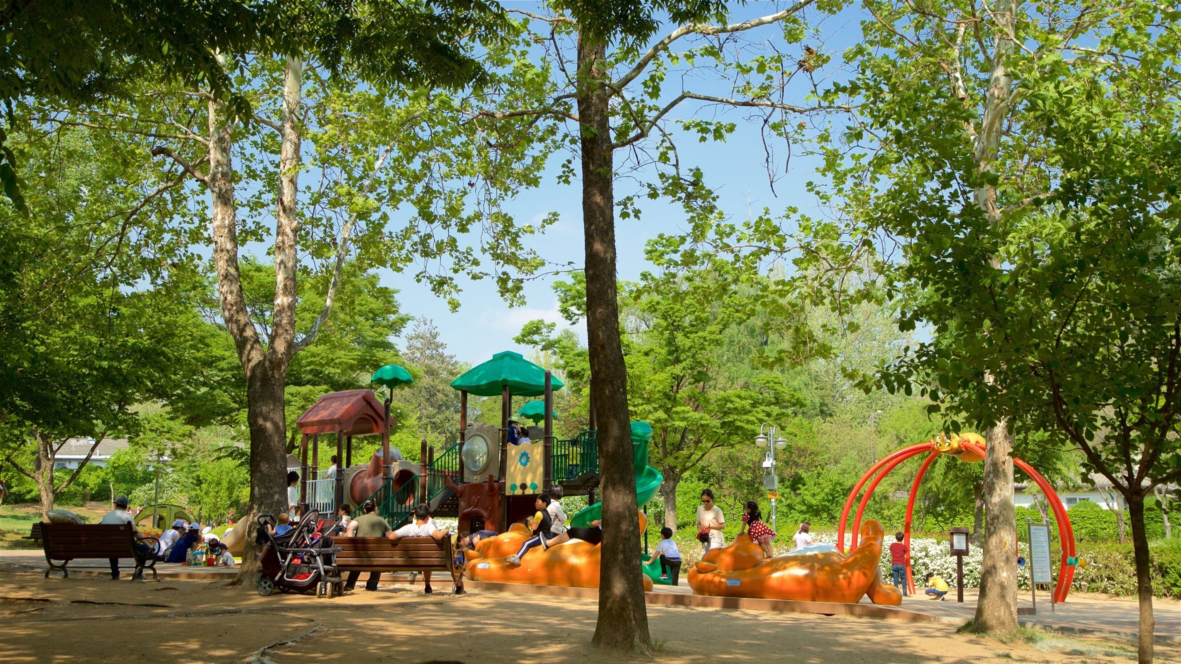 Yongsan Park showing a playground and a park as well as a family