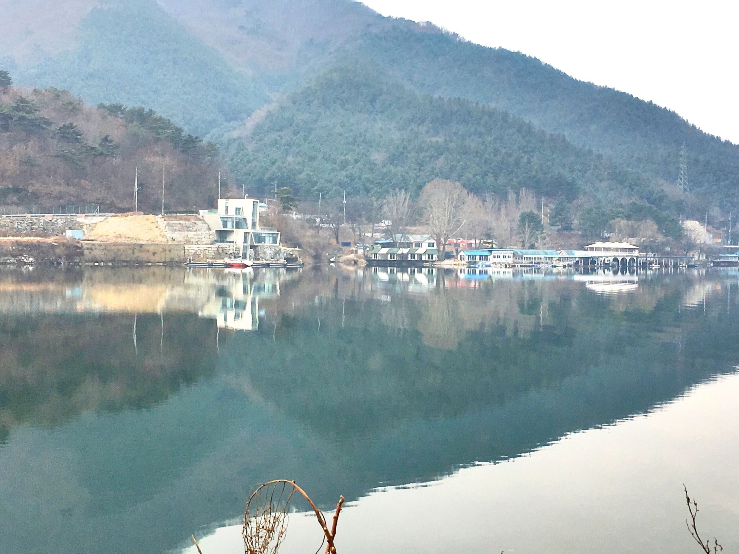 Before reach Petite France, an amazing sighting of the national reserve #Southkorea #colorful #travel #hiking #nationalpark #reflection #water

