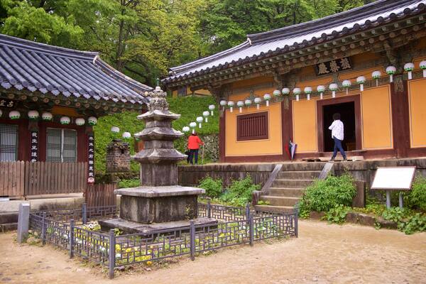 Bongjeongsa Temple showing heritage elements and a temple or place of worship