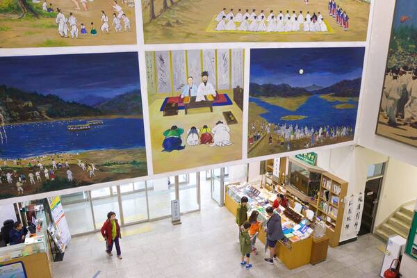 Andong Folk Museum which includes art and interior views