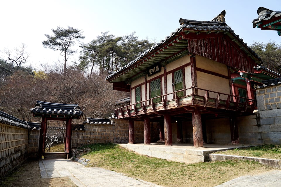 Een traditioneel Koreaans gebouw met een pannendak en houten balken.