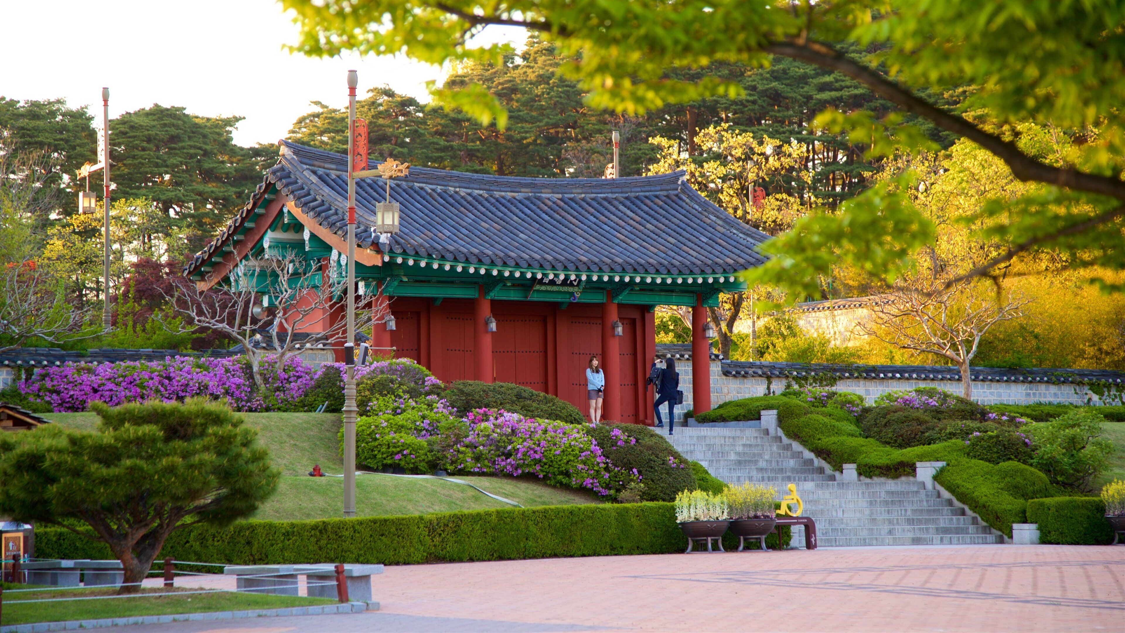 Ojukheon Municipal Museum featuring a park, heritage elements and wildflowers