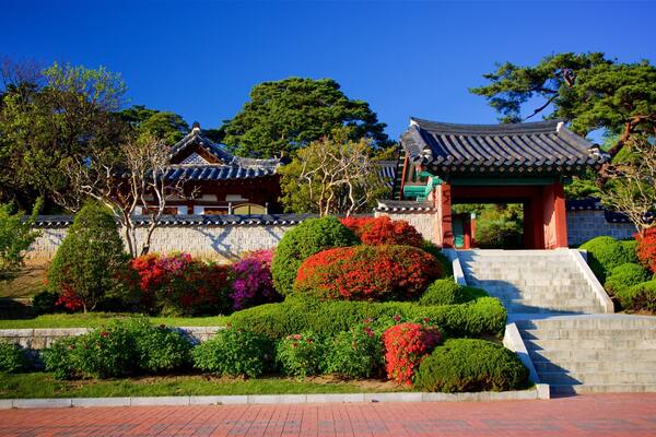 Ojukheon Municipal Museum which includes heritage elements and a park