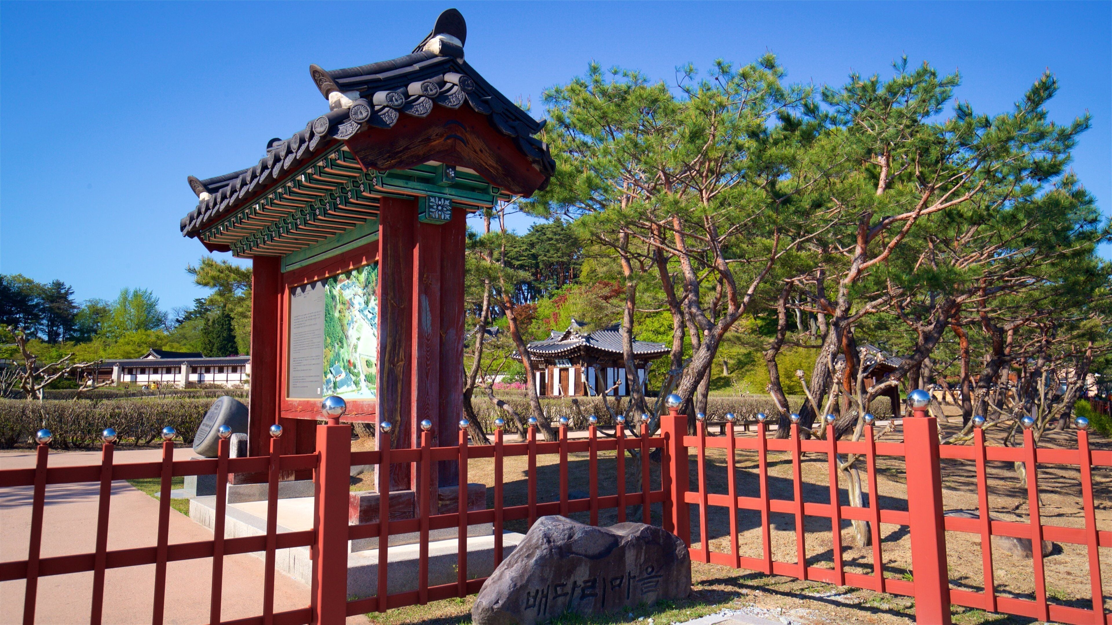 Gangneung Seongyojang House which includes heritage elements and a park