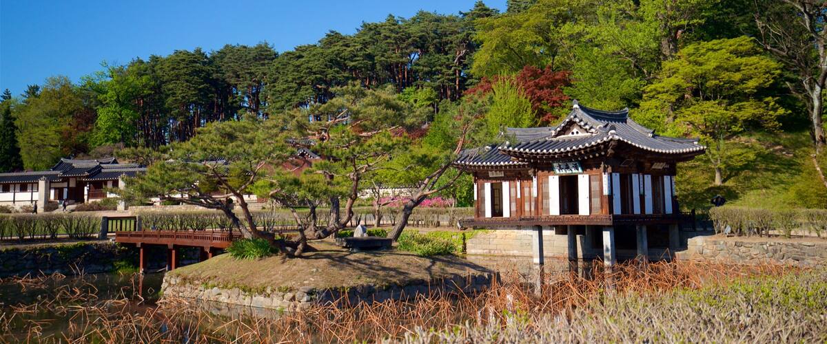 Gangneung Seongyojang hus som inkluderer kulturarv, dam og park