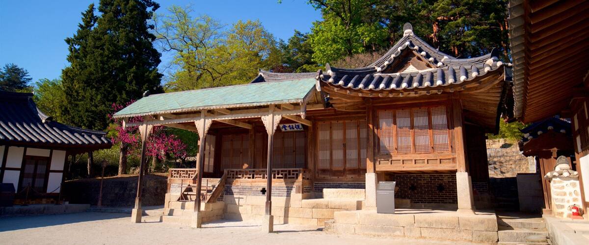 Gangneung Seongyojang House showing heritage elements