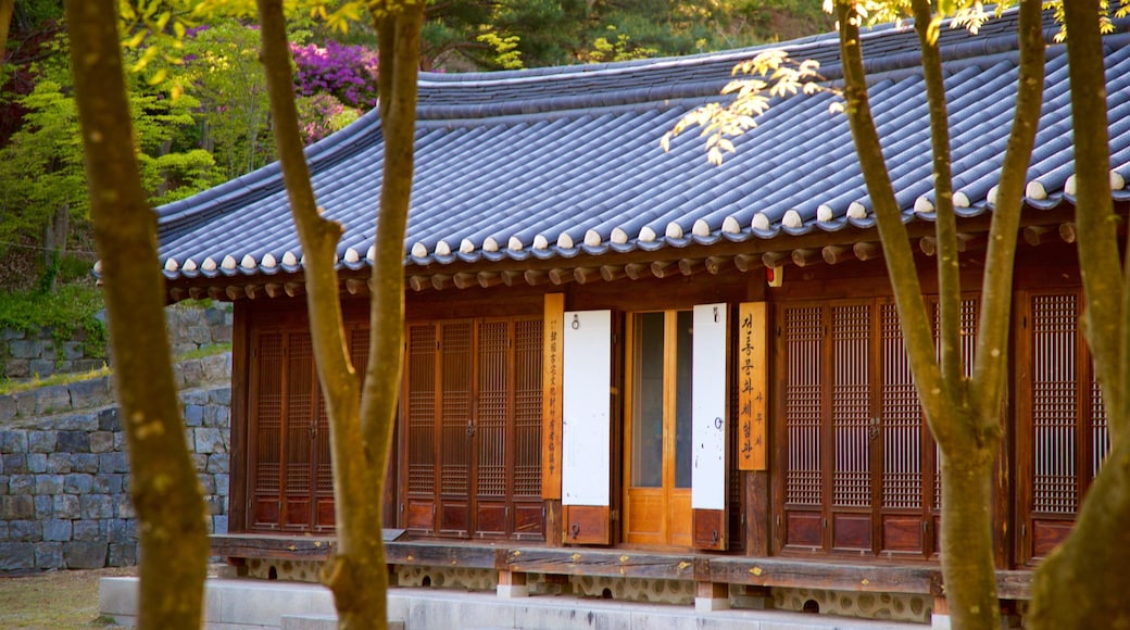 Gangneung Seongyojang House showing heritage elements