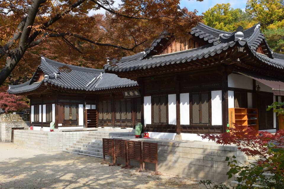 Um edifício japonês tradicional com telhados cobertos de telhas e estrutura de madeira.