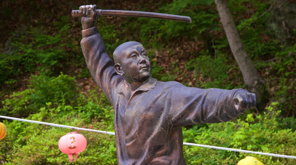 Golgulsa Temple which includes a statue or sculpture