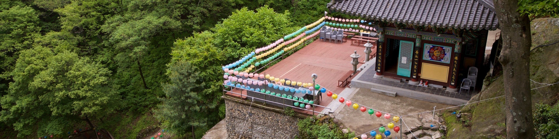 Golgulsa Temple showing a temple or place of worship and heritage elements