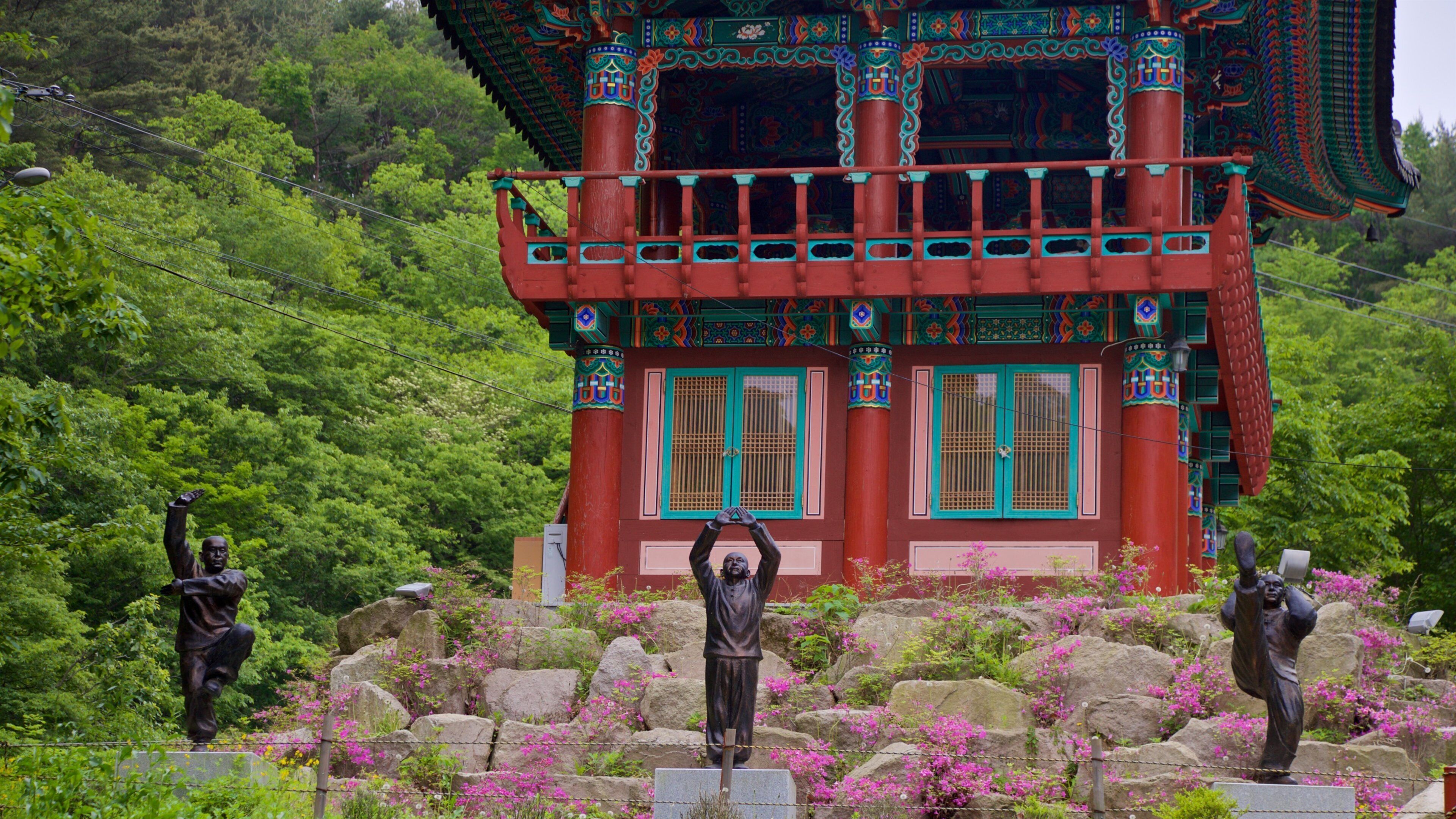 Golgulsa Temple which includes a temple or place of worship, a statue or sculpture and heritage elements