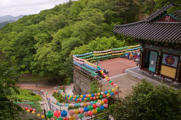 Golgulsa Temple showing a temple or place of worship, heritage elements and landscape views