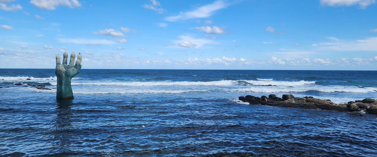 희망을 담은 손(Hand of Hope at Sunrise)