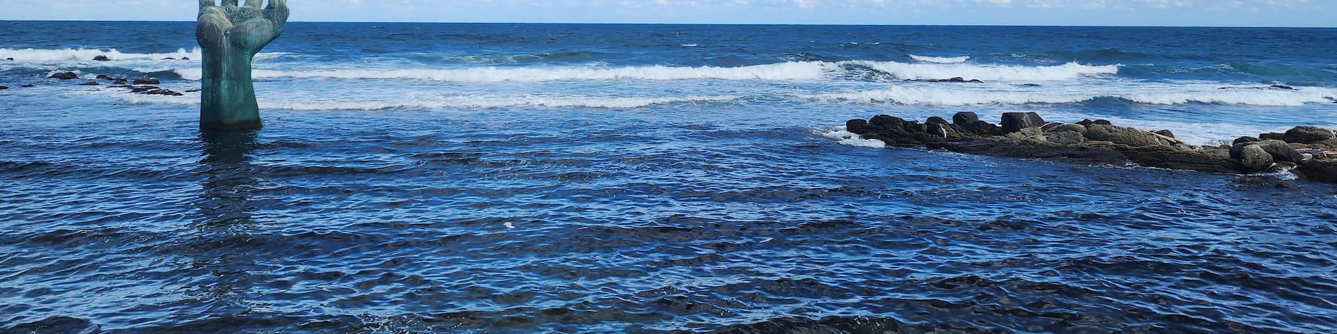 희망을 담은 손(Hand of Hope at Sunrise)