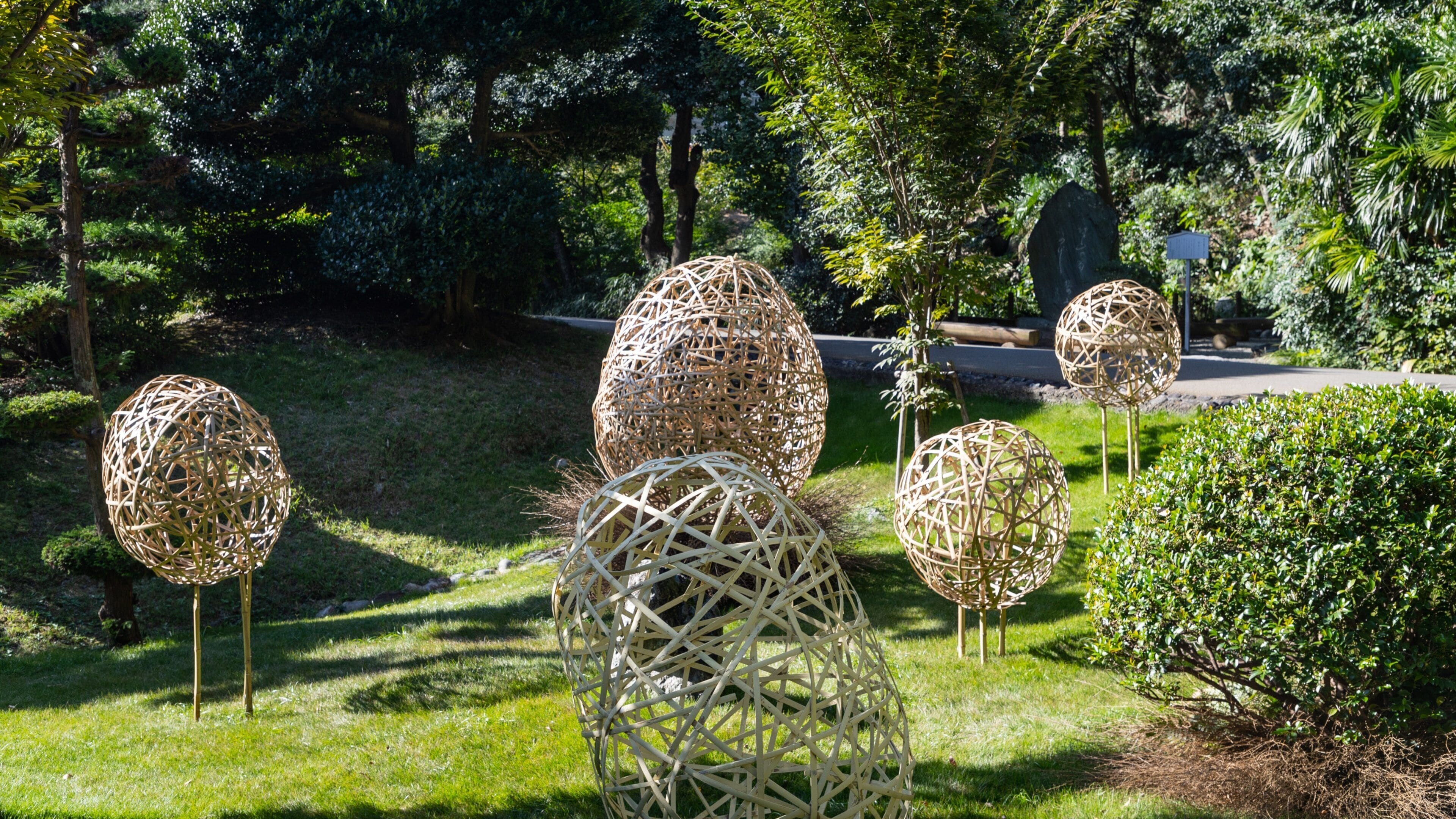 Bansuiso featuring outdoor art and a park