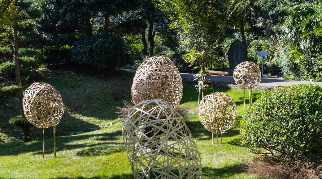 Bansuiso featuring outdoor art and a park