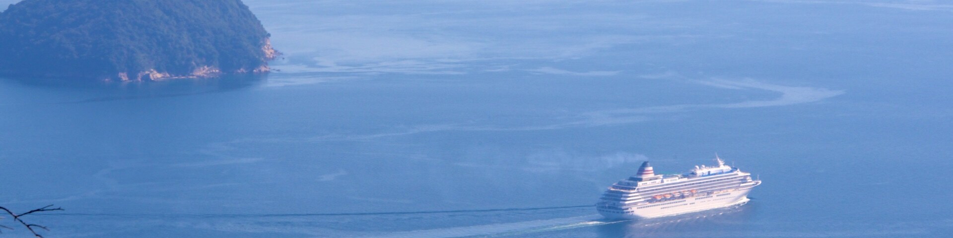 Japón mostrando vista general a la costa y cruceros