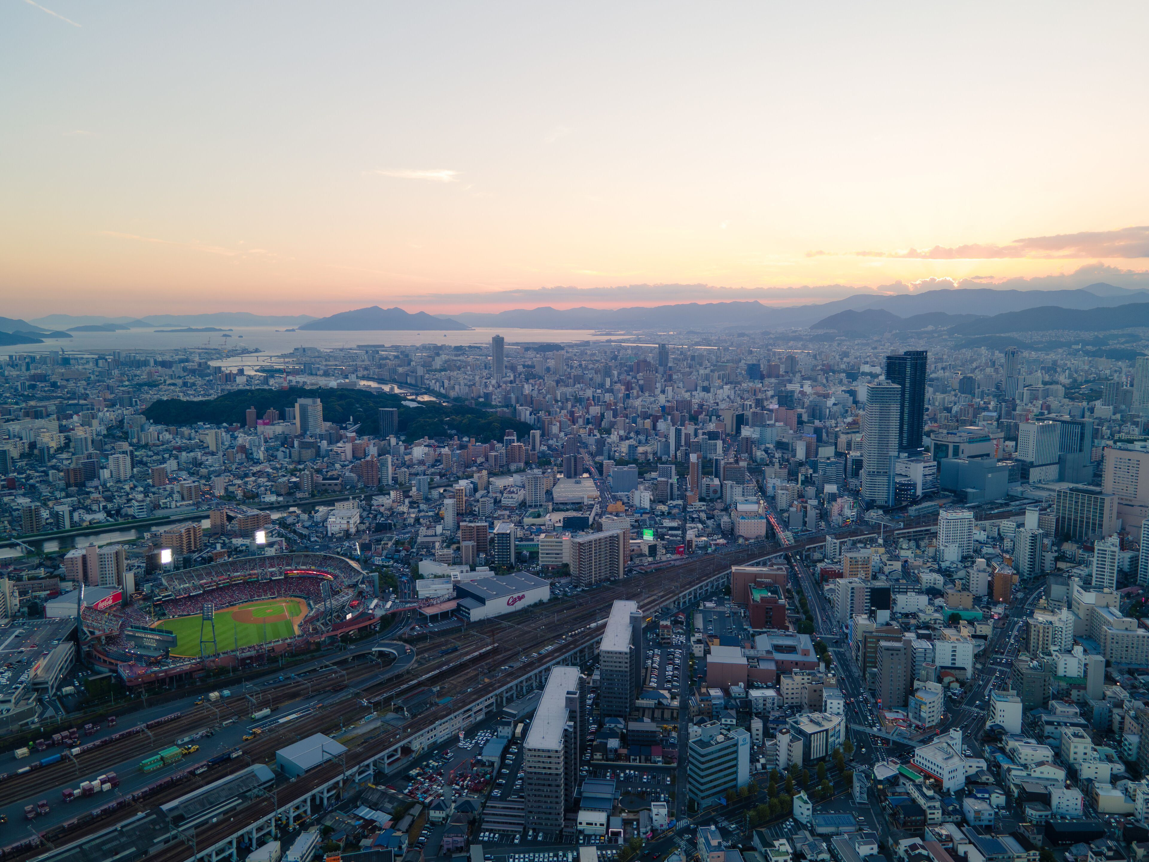 マツダスタジアムと広島駅周辺の夕景街並み01