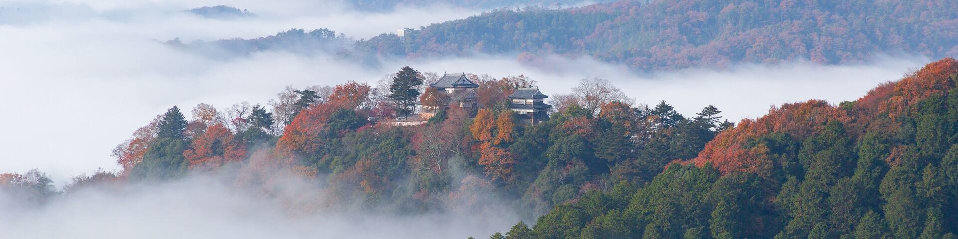 雲海と紅葉が美しい天空の城 備中松山城