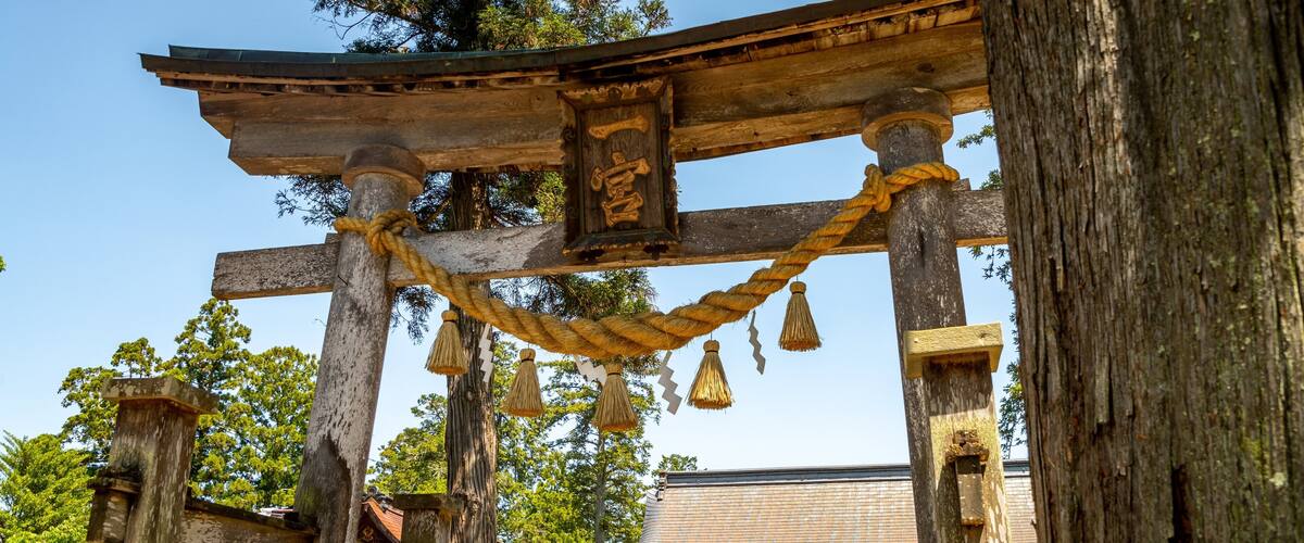 Izushi Shrine featuring signage, a temple or place of worship and heritage elements
