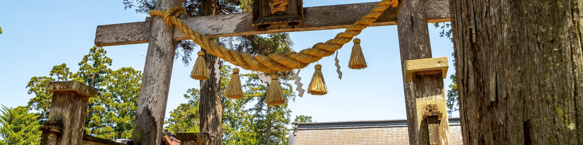 Izushi Shrine featuring signage, a temple or place of worship and heritage elements