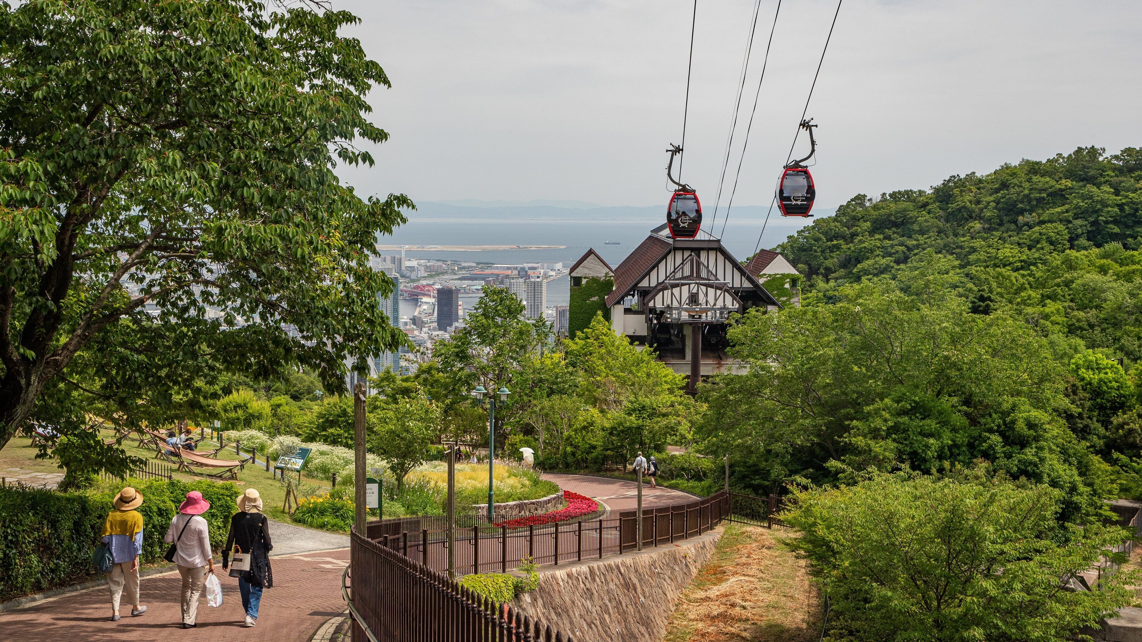 Shin-Kobe Ropeway showing a gondola and a garden as well as a small group of people