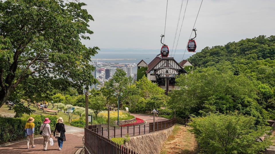 Shin-Kobe Ropeway showing a gondola and a garden as well as a small group of people