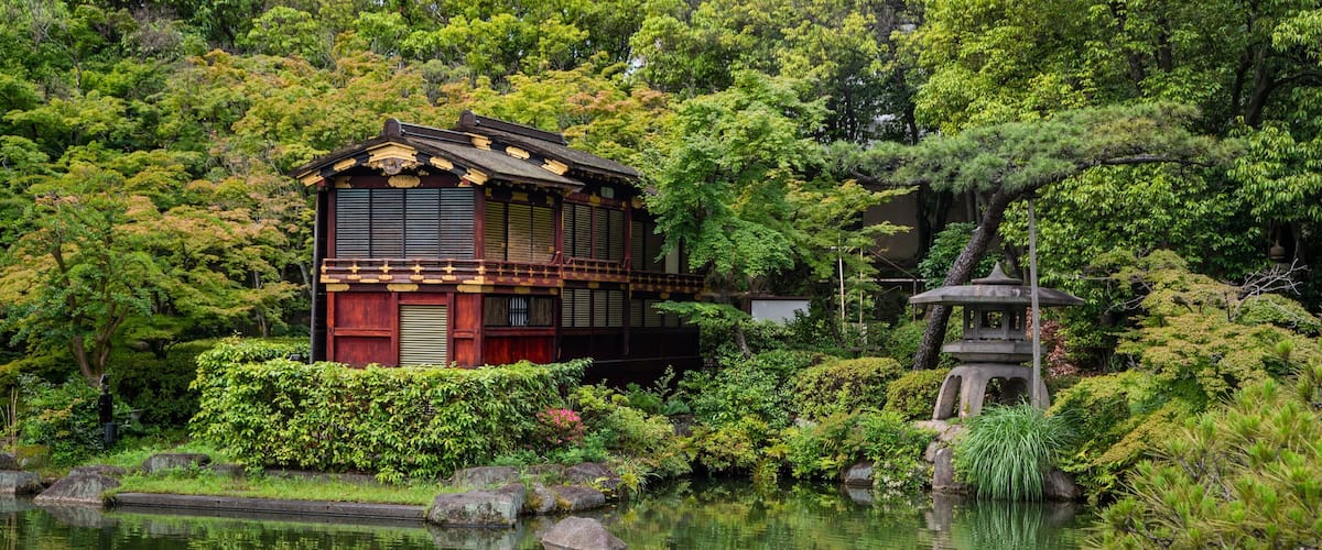 Sorakuen Garden which includes a pond