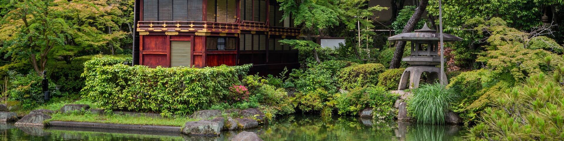 Sorakuen Garden which includes a pond