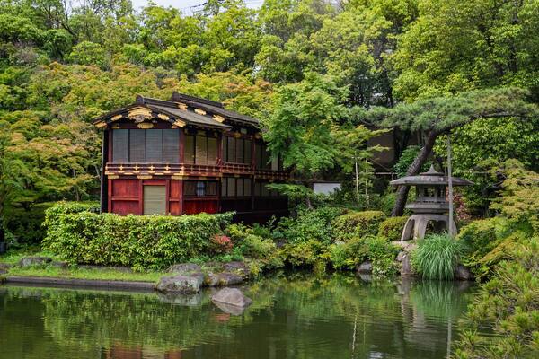 Sorakuen Garden which includes a pond