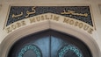 Moskeijan sisäänkäynti, jossa on arabialainen kalligrafia ja englanninkielinen teksti: ”KOBE MUSLIM MOSQUE”.