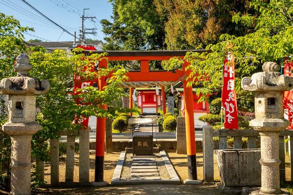 Tatsuta Shrine which includes a park and heritage elements
