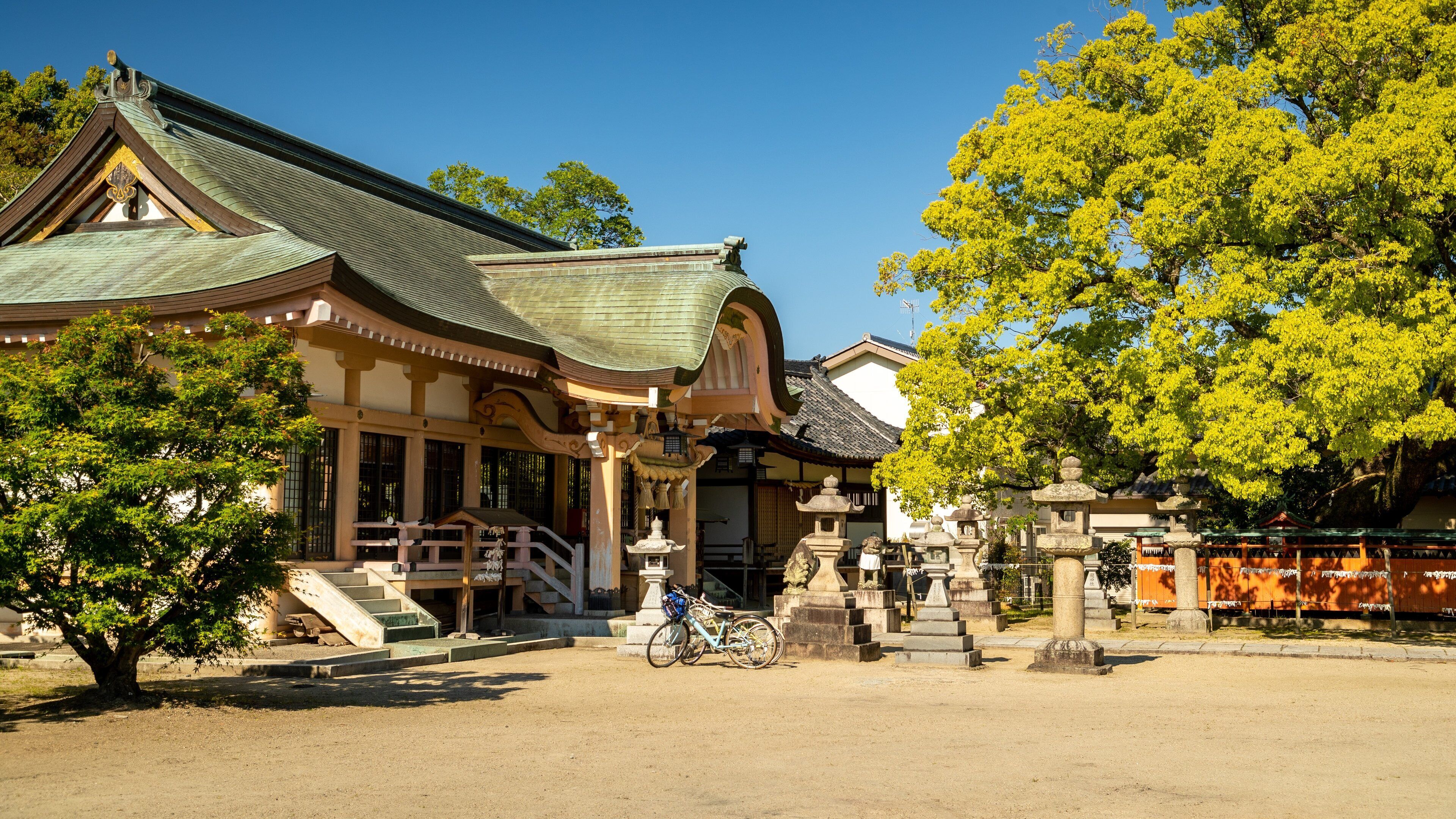 Tatsuta Shrine featuring heritage elements and a temple or place of worship