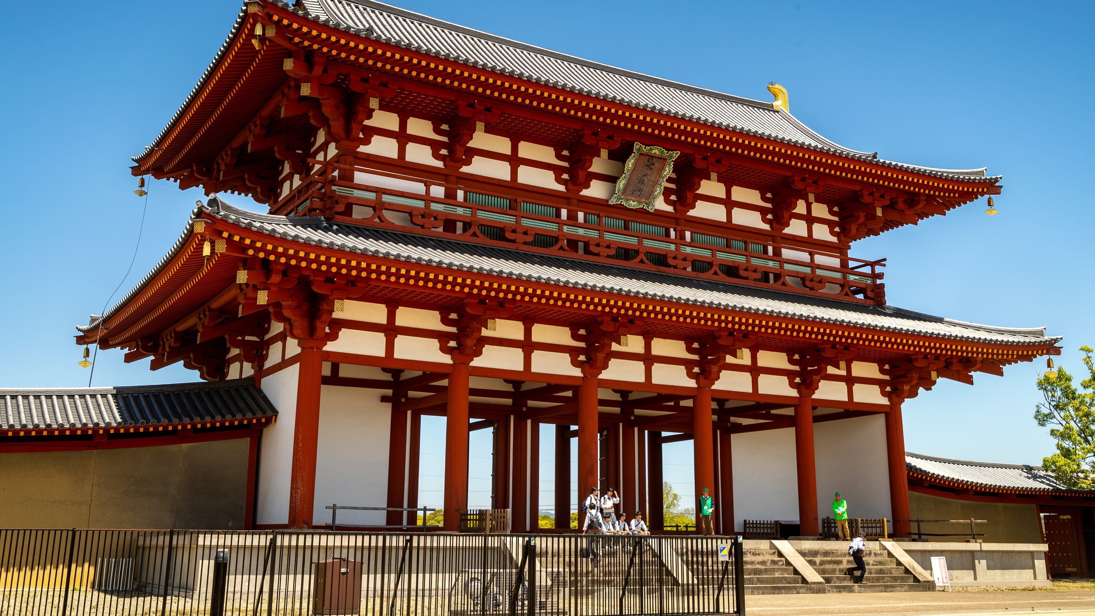 Suzakumon Gate showing a temple or place of worship and heritage architecture