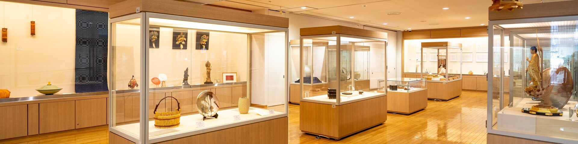 Nara Craft Museum featuring interior views
