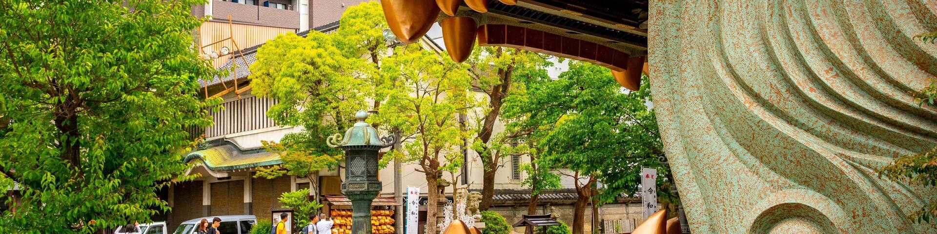 Namba Yasaka Shrine showing outdoor art