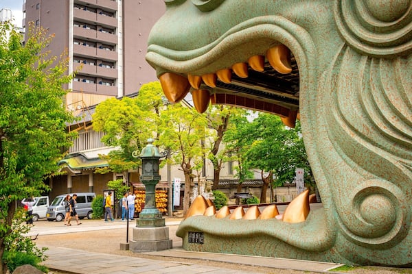 Namba Yasaka Shrine showing outdoor art