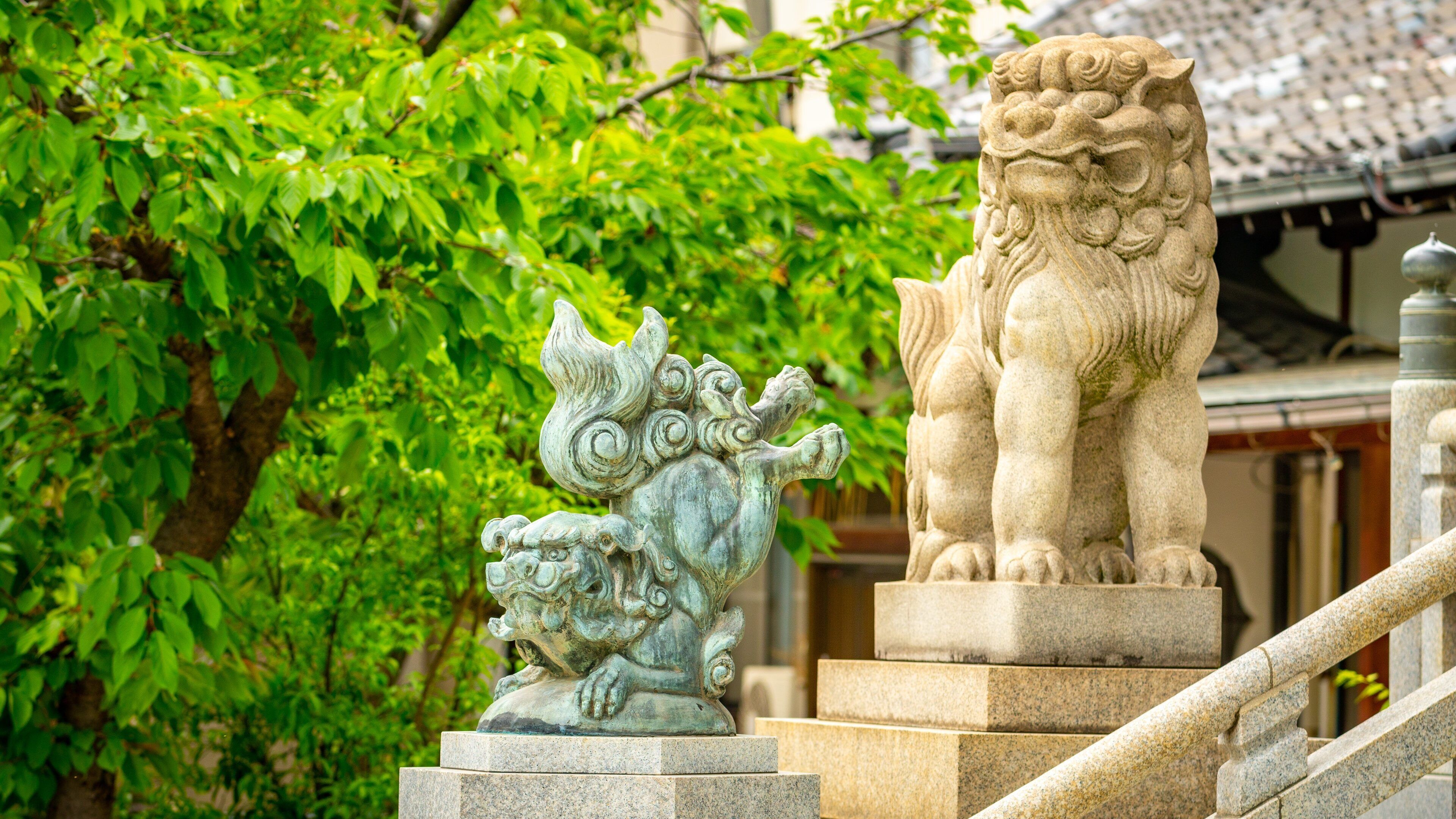 Namba Yasaka Shrine featuring a statue or sculpture and heritage elements