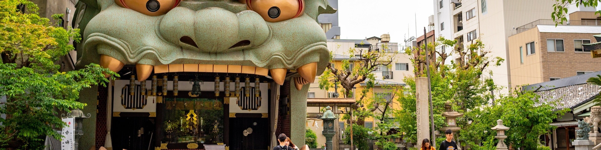 Namba Yasaka Shrine showing street scenes and outdoor art