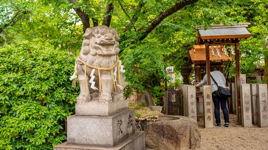 Horikoshi Shrine featuring a statue or sculpture, heritage elements and a temple or place of worship