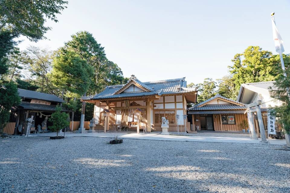 Un temple japonès tradicional amb un pati de grava, edificis de fusta i un alçapram.