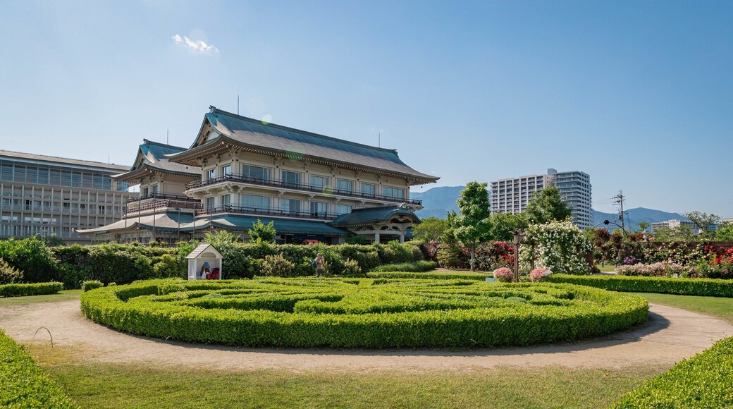 Biwako Otsukan which includes a garden