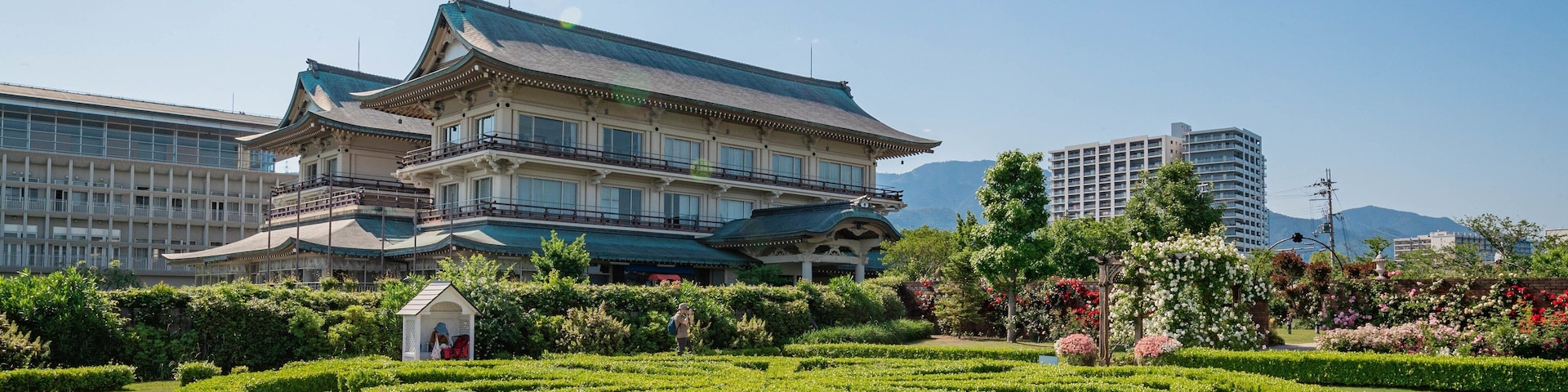 Biwako Otsukan which includes a garden