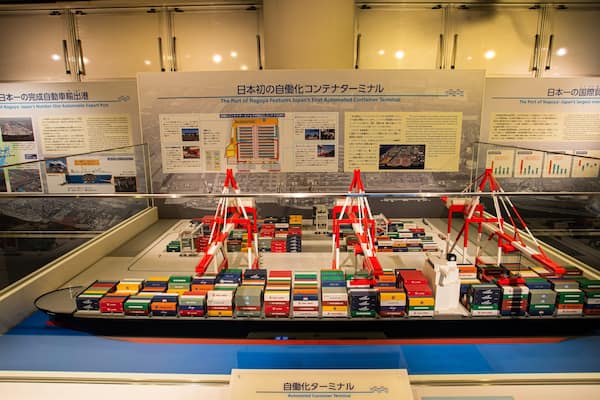 Une exposition présentant un terminal à conteneurs automatisé, avec différents types de conteneurs et de grues.