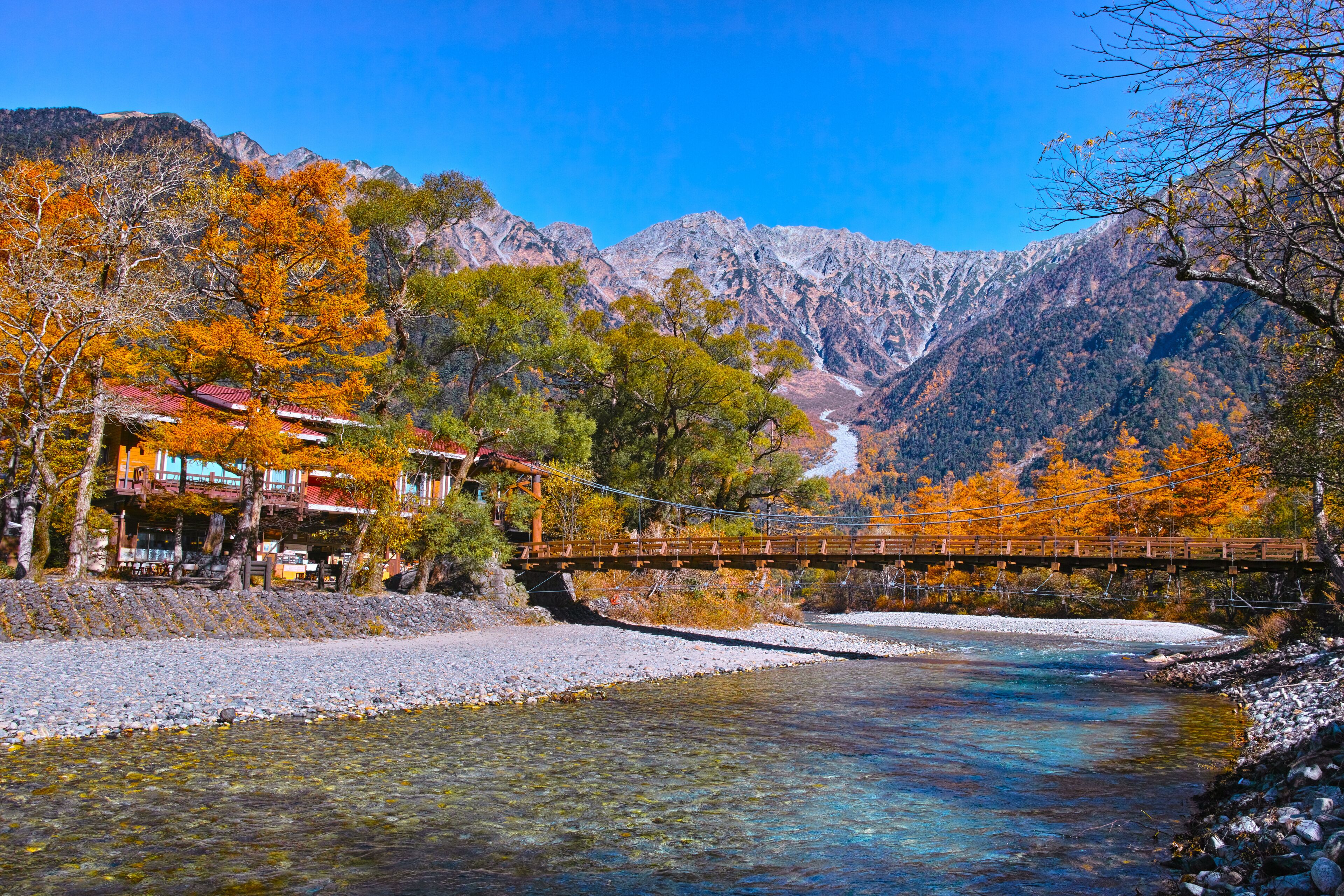 秋の上高地　河童橋(無人)