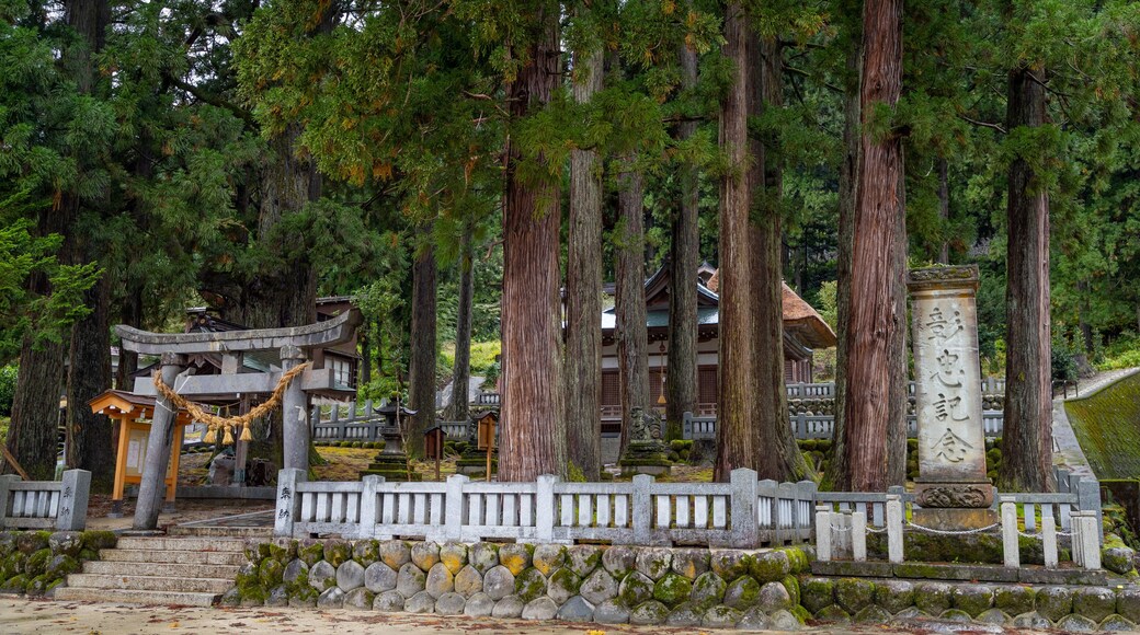 Hakusan Shrine featuring heritage elements and a temple or place of worship