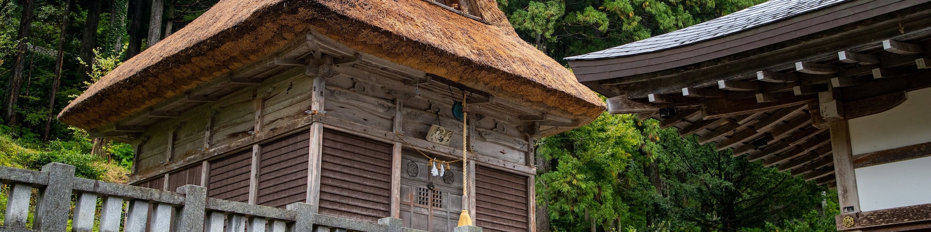 Hakusan Shrine featuring a temple or place of worship and heritage elements